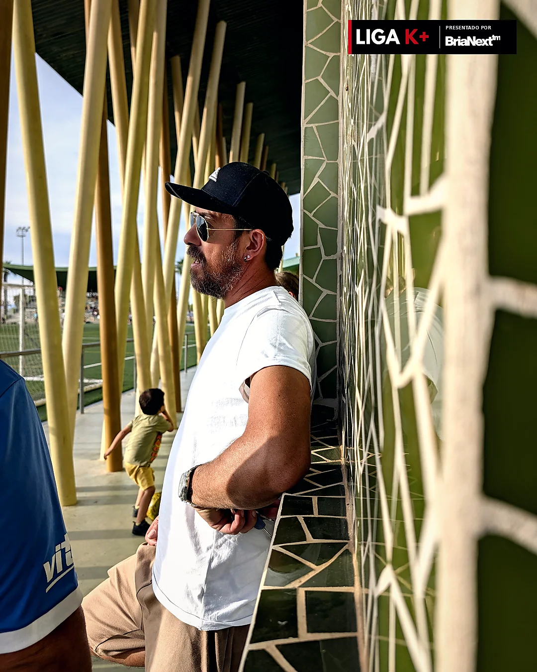 Momento de preparación junto al campo de fútbol