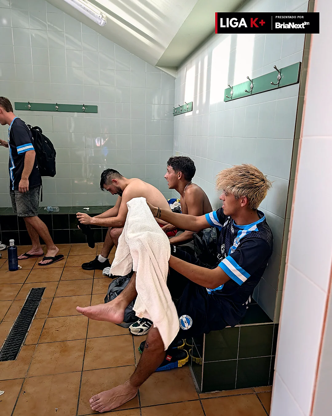 Fotografía real del vestuario durante la preparación de un equipo