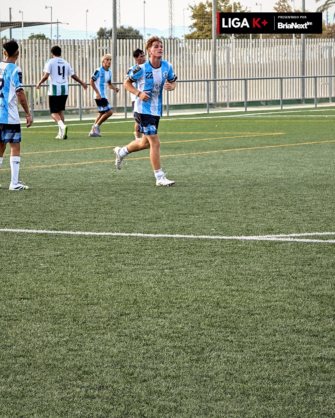 Jugador corriendo durante un partido de fútbol amateur
