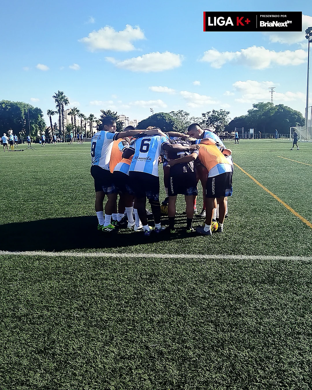 Piña de un equipo de fútbol amateur antes de comenzar el partido